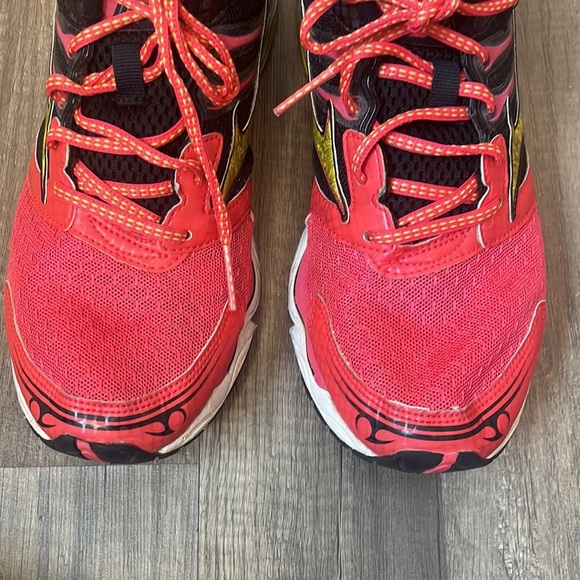 Mizuno Dynomotion Red & Yellow athletic Sneaker size 9.5 - Picture 8 of 13